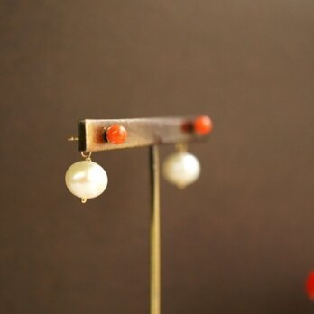 天然珊瑚と真珠キャッチのスタッドピアス　～Emma