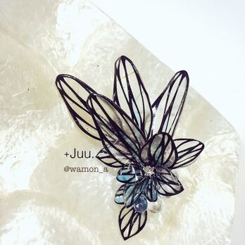 切り絵花のイヤーカフ(翼•青)の画像