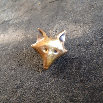 狐の顔のピンブローチの画像