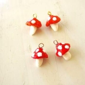 プチキノコちゃんピアス 【受注制作】