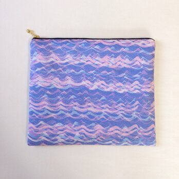 ろうけつ染絹ポーチ大（18cm×21cm 横波・ピンク紫薄青）の画像