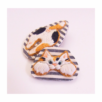 おしりねこ（三毛）＊猫＊刺繍＊ブローチ