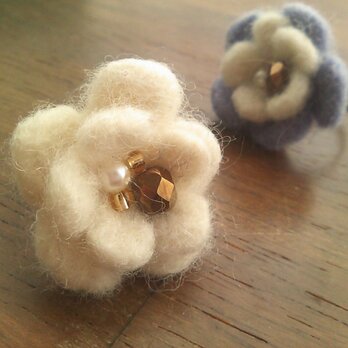 羊毛フェルトのお花のリング（白）の画像