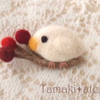 羊毛ブローチ「赤い実と白い鳥　２」の画像