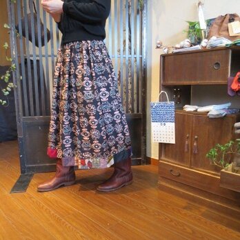 黒地にピンク☆ポップ銘仙リメイク☆裾に色々パッチロングスカートの画像