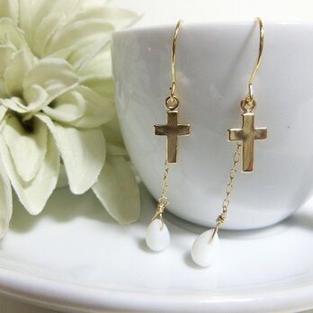 クロス×ホワイトオパールのゆらゆらピアス