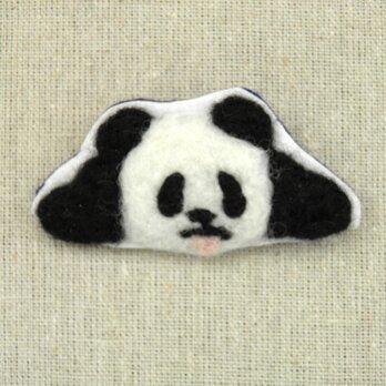 パンダがベロを出している フェルト刺繍ブローチの画像