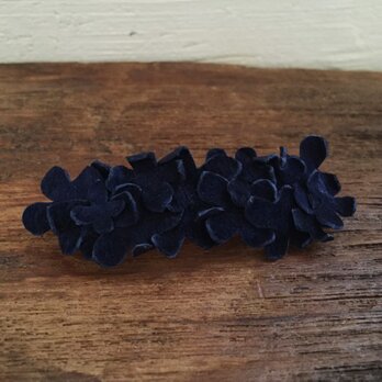 革花のバレッタ 金具6cm 紺の画像