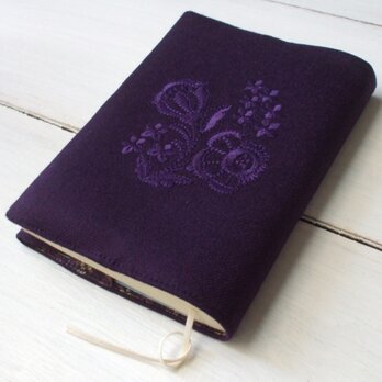 花同色刺繍の文庫本ブックカバー　紫ウールの画像