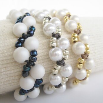 3 colors pearl braceletsの画像