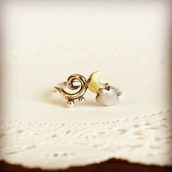 雲からぽっかりお月さま