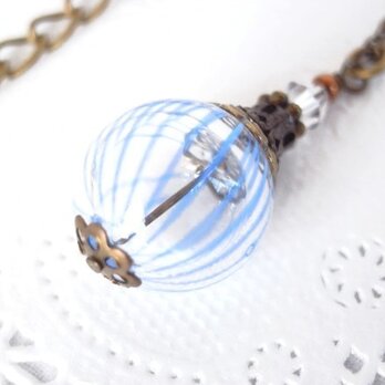 夏祭りのヨーヨーの様な青ストライプの吹きガラスのネックレスの画像