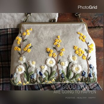 野の花手刺繍がま口ショルダーバッグ（ホワイトデージー）