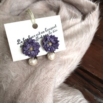 イヤリング　ビロードの小さなお花とコットンパール（青紫）の画像