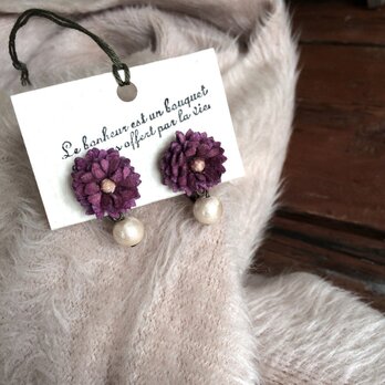 イヤリング　ビロードの小さなお花とコットンパール（赤紫）の画像