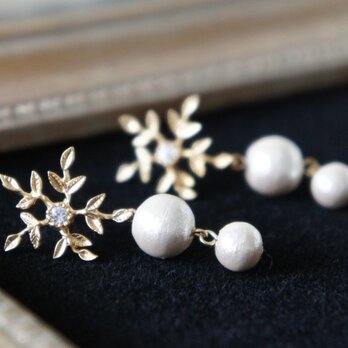 《１１月限定》 スノーフレーク＆コットンパール・ピアス