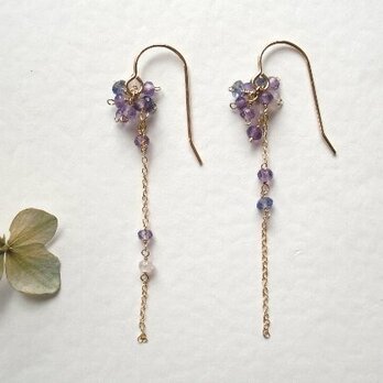 葡萄色のアシンメトリーピアス