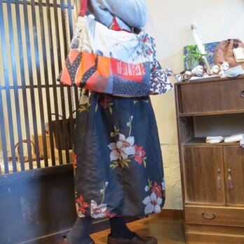 春模様銘仙と「はちはち」さんの染め布でキュートショルダーバッグの画像