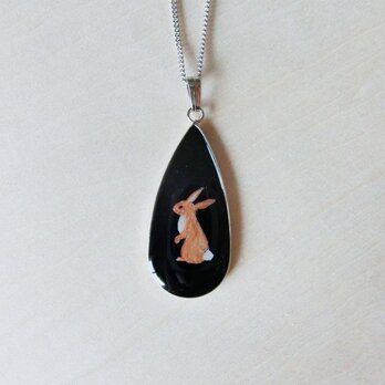 雫のペンダント060/茶色うさぎ