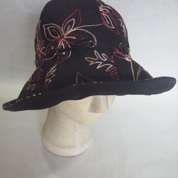 刺繍とスパンコールの帽子の画像
