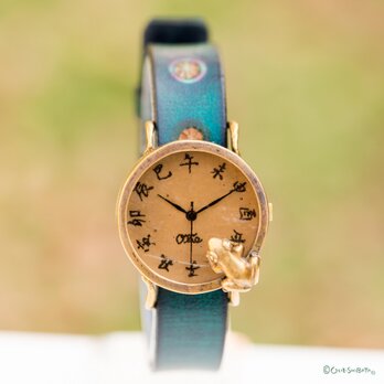 沼をのぞく蛙腕時計Mチョコ 江戸文字の画像