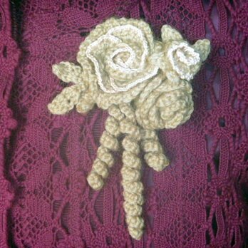 立体薔薇と巻きバラ♪手編みコサージュの画像