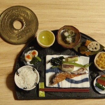 ★焼き鮭定食(半月盆・マット黒)の画像