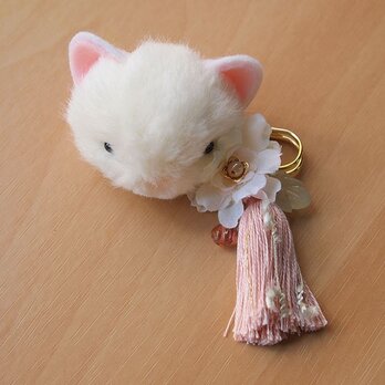 和のふんわりブローチ＊うす桜色の房飾り白猫の画像