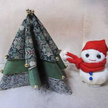 縮緬細工の大人クリスマスツリーと雪だるまの画像