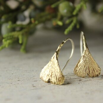 真鍮　銀杏のピアス