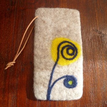 羊毛フェルトのスマホケース（ナチュラルグレージュ×フラワー）