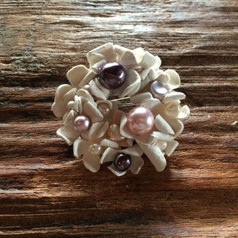 革花のドーナツブローチ (パール) 白b
