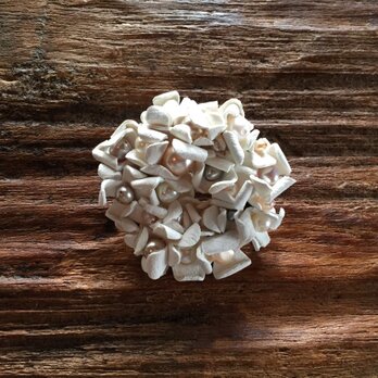 革花のドーナツブローチ (パール) 白cの画像