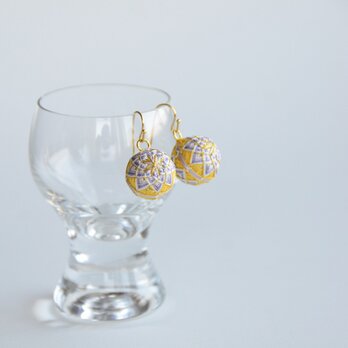 菜の花色に淡い紫の菊のまめてまりピアス／イヤリング