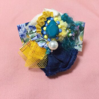 青いビジューの花柄コサージュの画像