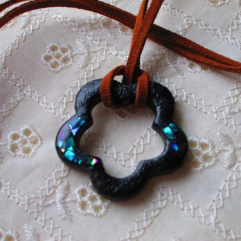 漆塗りペンダント　梅（黒）