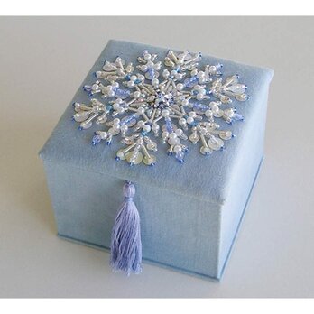 ビーズ刺繍の布箱＊Blue Flower＊の画像