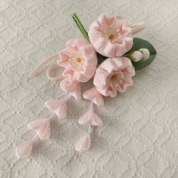 〈つまみ細工〉藤下がり付き桜三輪とベルベットリボンの髪飾り(淡桜)の画像