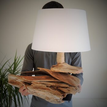 ISLAランプ#2：香りのある屋久杉の流木で作ったスタンドランプ