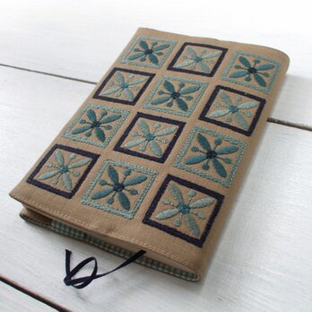 四角刺繍の文庫本ブックカバー　綿ツイル　ベージュの画像