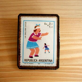 SALE ヴィンテージ切手のブローチ - アルゼンチン おにごっこの画像