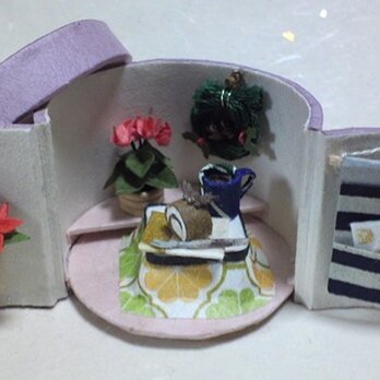 クリスマス・リースとシクラメン