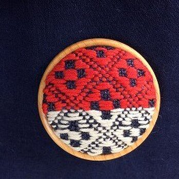 こぎん刺し木枠ブローチ　赤と白