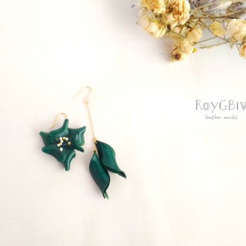 leather -hue-　アシンメトリーピアス・イヤリング（グリーン）