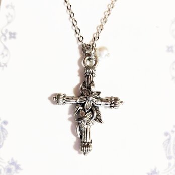 【花の絡まる十字架　のネックレス】シルバーの画像