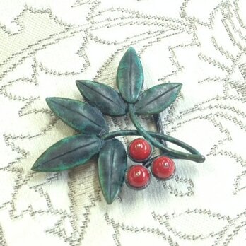 サンゴ　南天の帯留 緑青仕上げ[hw158]