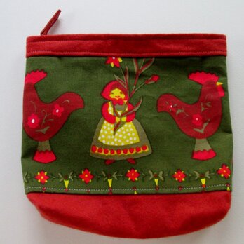 花と鶏と女性のポーチ