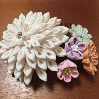 オフホワイト剣菊のマーガレット添えの画像