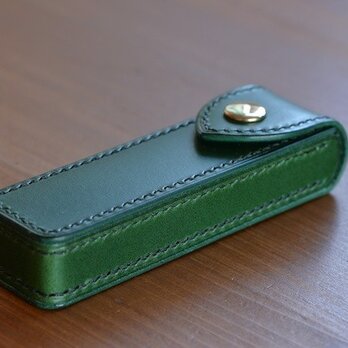 深い色合のグリーン色のガムケース