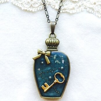 レジンペンダント　深海（青碧）